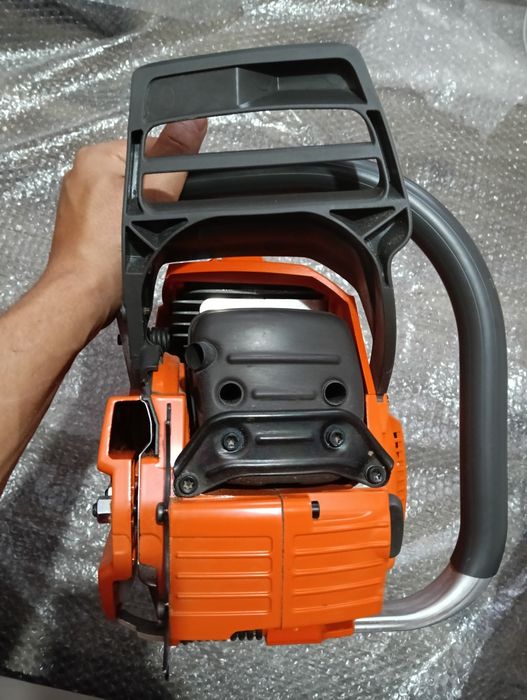 Schimb sau vând  Husqvarna 372 XP-XTORQ că nouă