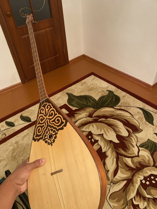 Домбыра, кызыл ағаш