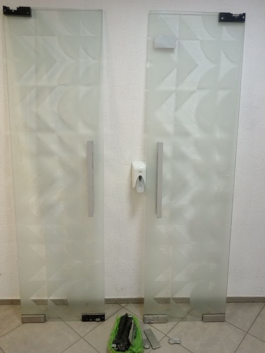 Дверь стеклянная продам, в комплекте все есть толщина 10 мм