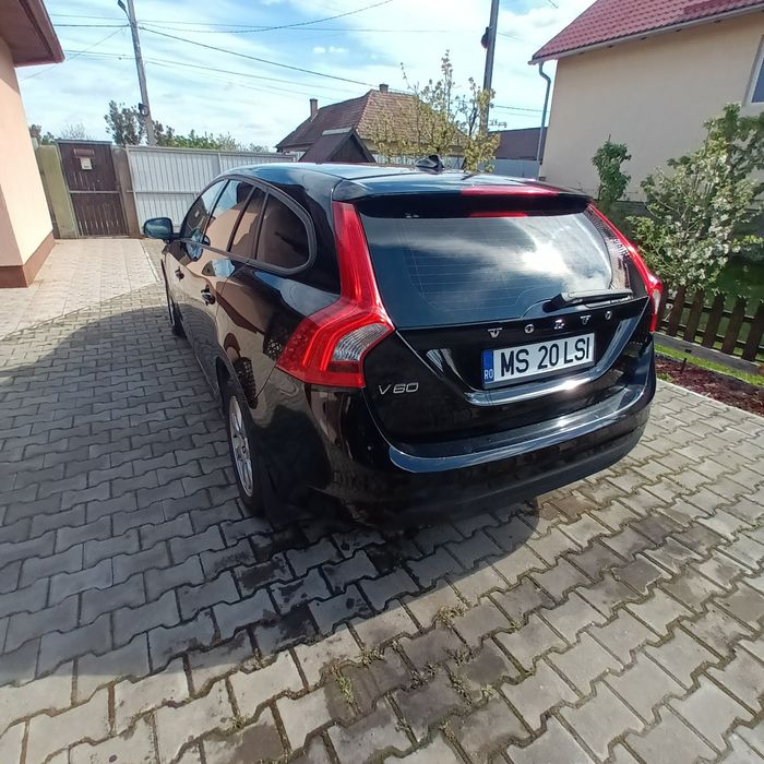 Vând Volvo v60, combi