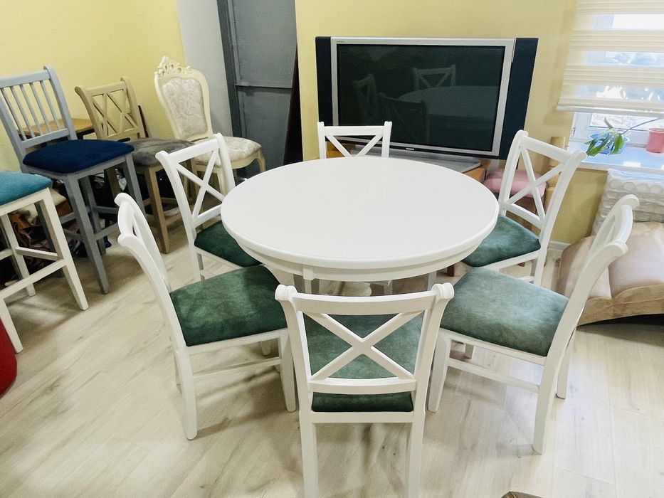 Круглые кухонные столы и стулья -компактные , красивые , европейские .