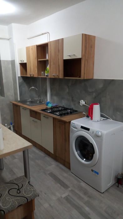 Închiriez în regim hotelier apartament cu trei camere la parter,