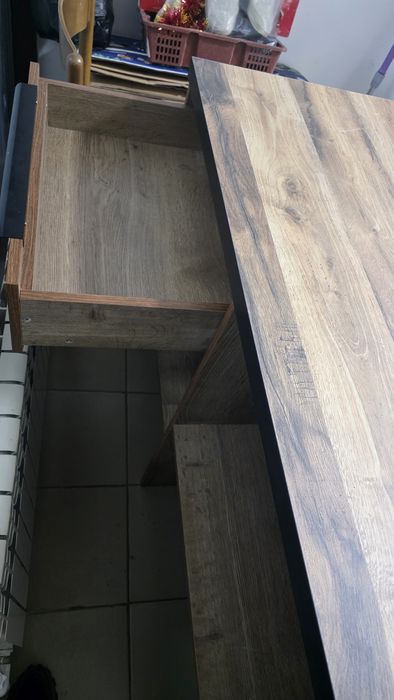 Продаётся стол и стелажи