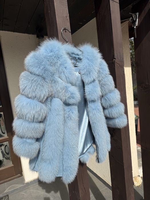 Haina blana superba de vulpe argintie,luxoasa si eleganta,culoare bleu ciel,bust 86 cm,masura S-M