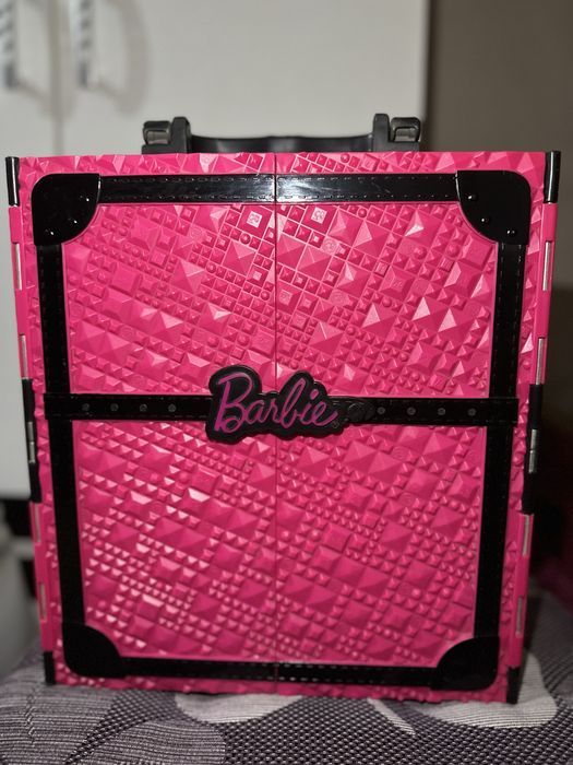 Луксозен колекционерски гадероб Барби