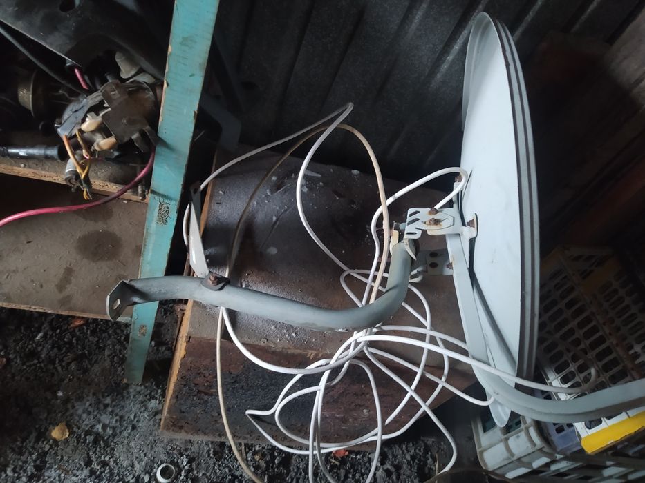 Спутниковая тарелка.