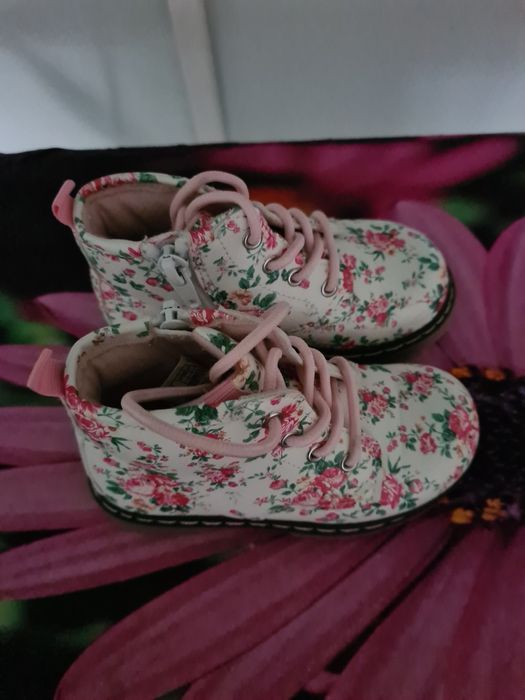 De vanzare ghetuțe fetiță