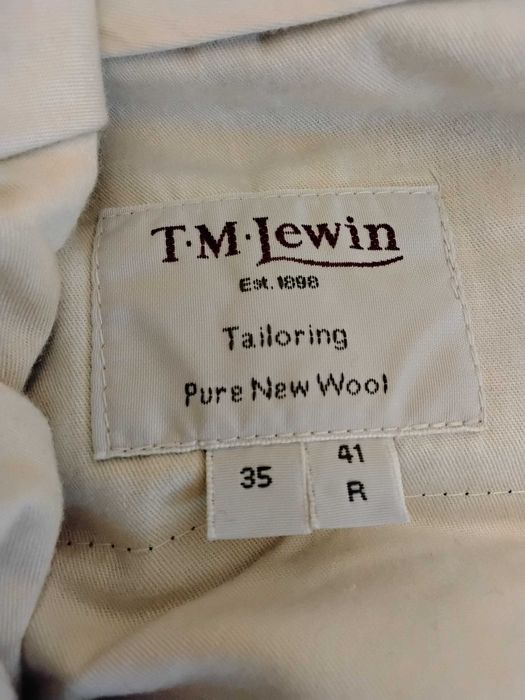 Елегантен мъжки тъмно-син костюм