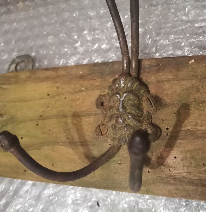 Намаление! Продавам старинна закачалка за дрехи над 50годишна