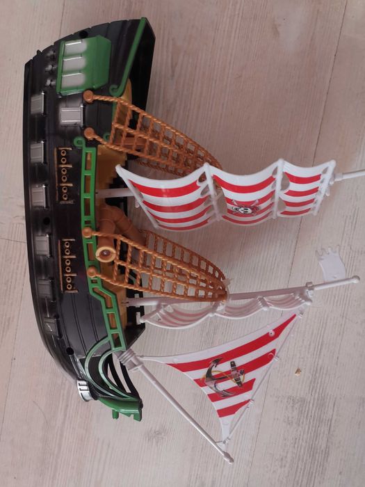 Детска костенурка, кораб, писта