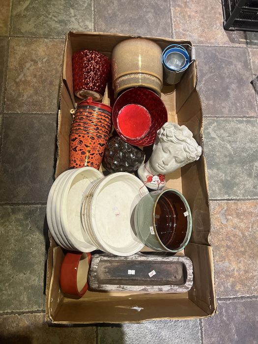 Обурудване за цветарски магазин (материали,кашпи, кошници)