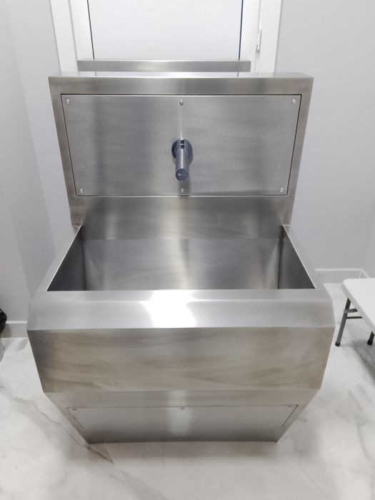 Мойка с сенсорным смесителем.