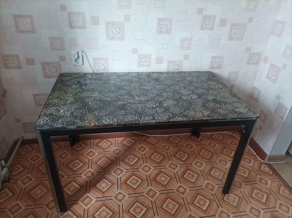 Продам кухонный стол