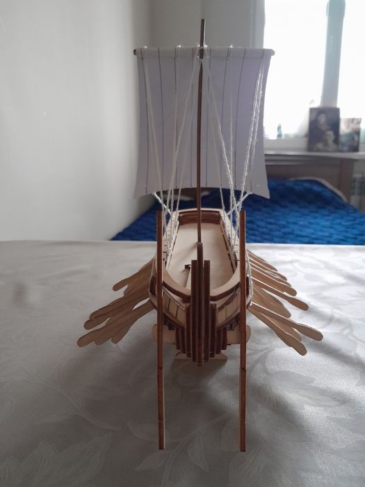 Деревянный парусник сувенир