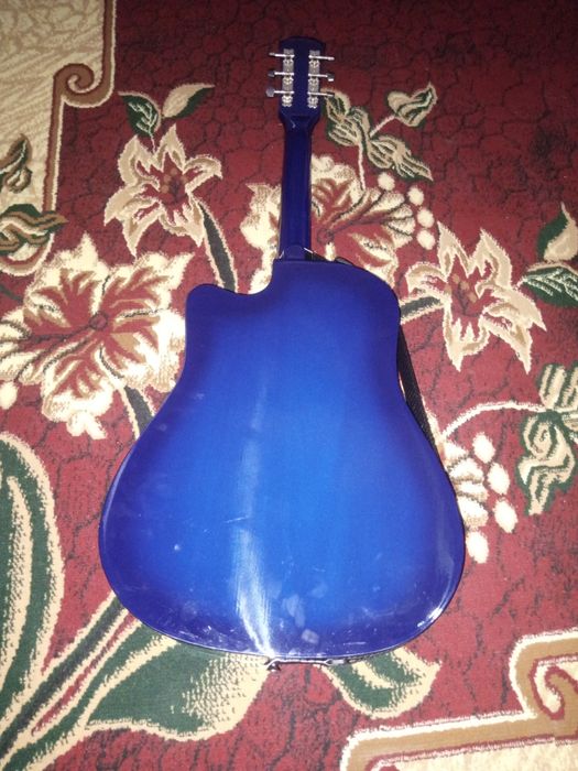 Gitara yangi argenal.