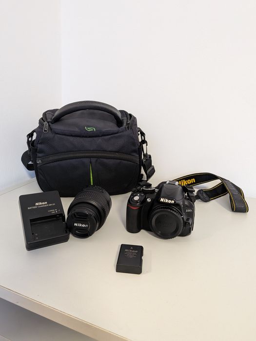 Nikon D3100 DSLR Obiectiv 18-55mm in stare foarte buna cu Geanta și toată accesoriile