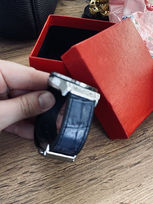 Часы с кожаным ремешком