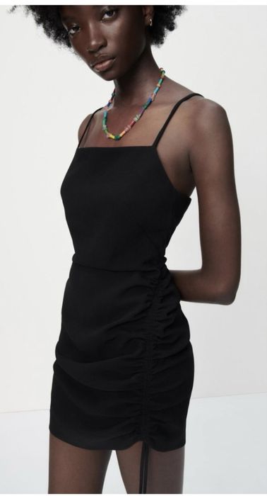 елегантна черна рокля