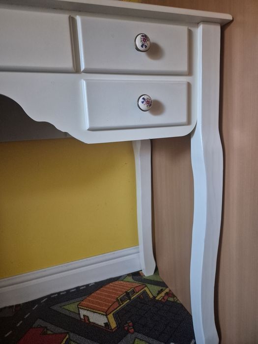 Măsuță de machiaj cu oglindă