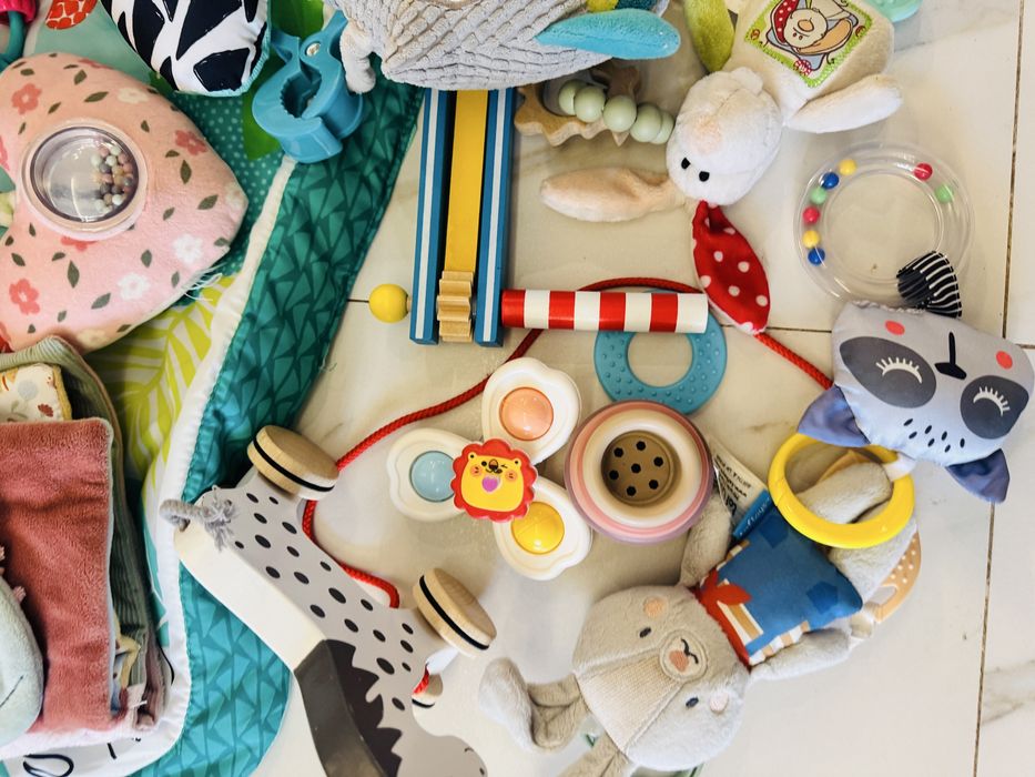 Лот играчки за бебе + Kinderkraft въртележка + килимче