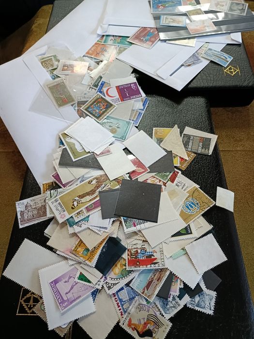 Clasor de 32 pegini, 16 file cu timbre