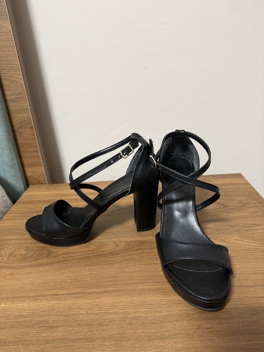 Черни сандали на висок ток