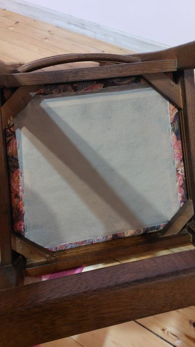 Винтидж трапезен стол от масивно дърво. Перфектно състояние.