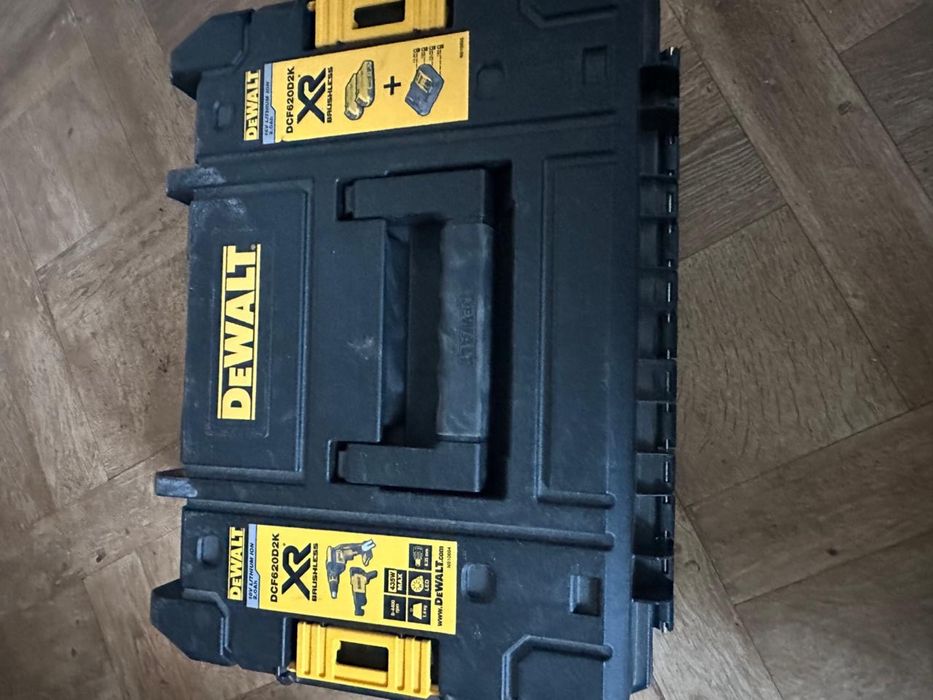 DeWALT шуруповерт набор