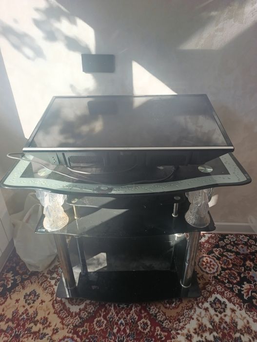 Подставка и телевизор