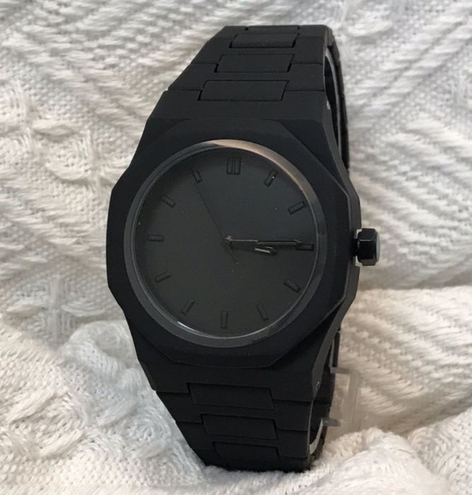 Часы кварцывые чёрные