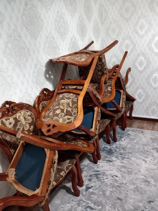 Стол с 12 стульями