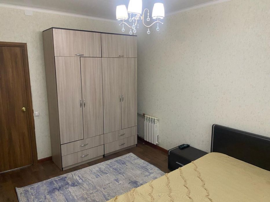 Шкаф и кровать с тумбочкой