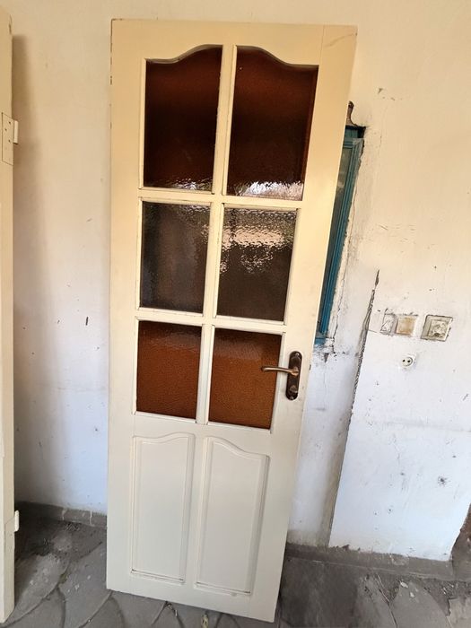 Дверь со стеклом по 4 тыс.