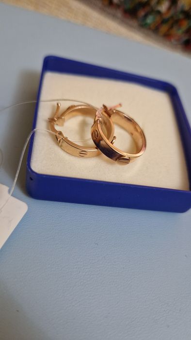 Продам новые золотые серьги