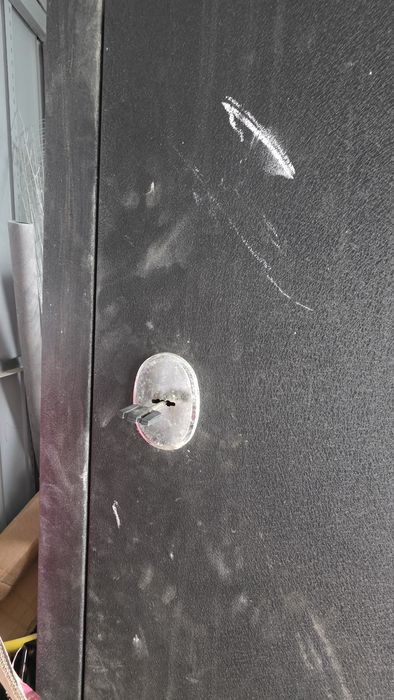 Продам входную дверь