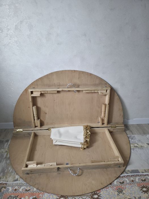 Стол почти новый очен хороший товар