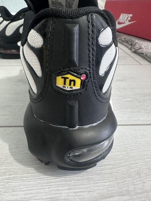 Кроссовки новые, белые удобные,