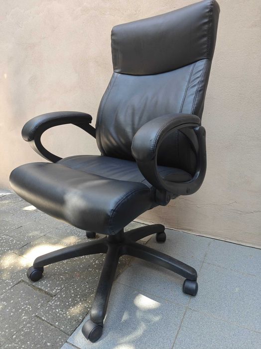 Scaun de birou executiv negru