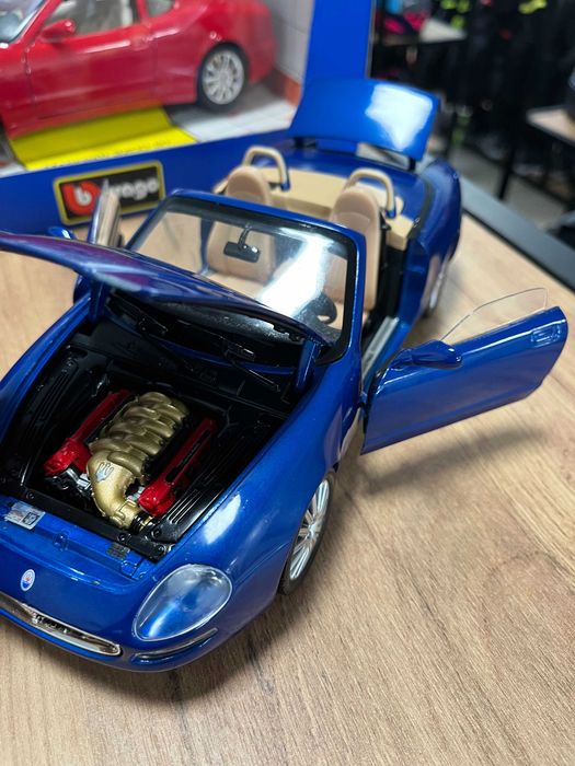 Чисто нова метална колекционерска количка MASERATI SPYDER 2000г.1:18