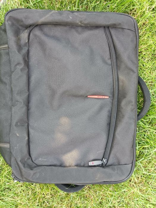 Vând geantă pt laptop.