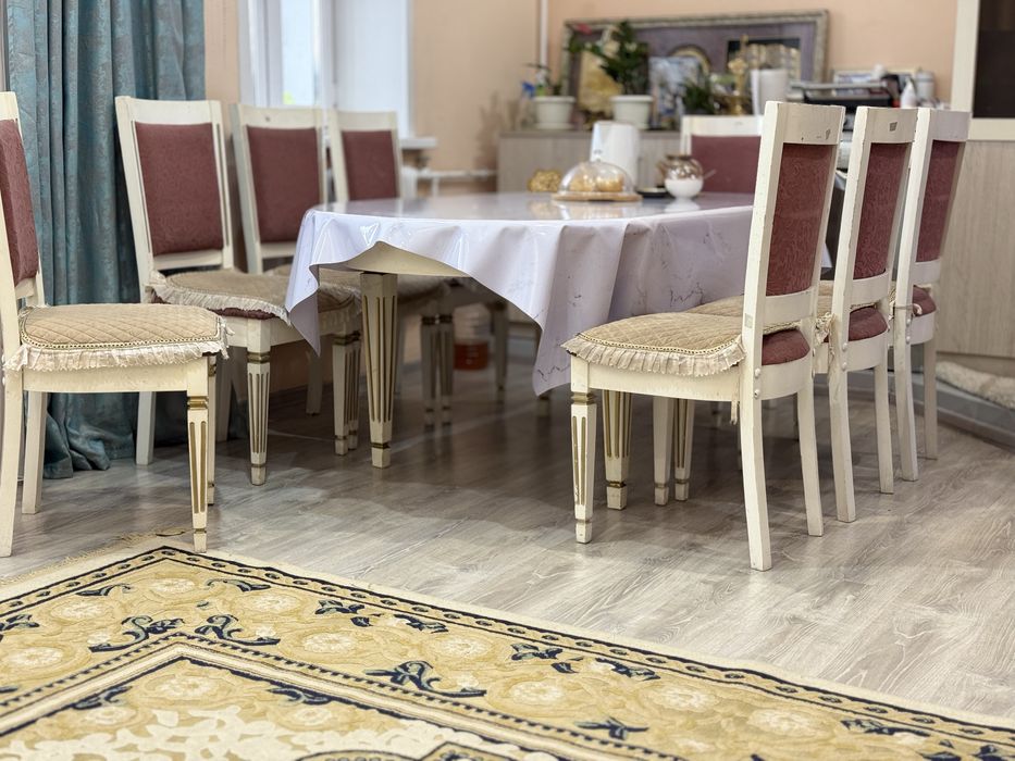 Стол и 8 стулья.