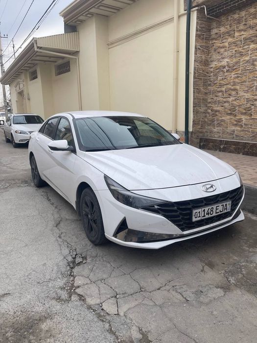 Hyundai Elantra белая