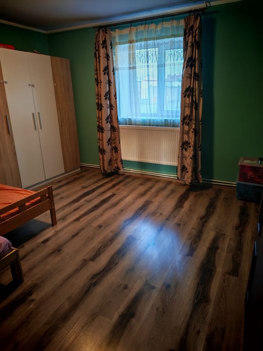 Casă renovată complet, 3 dormitoare, 780 mp teren – zonă excelentă Pec