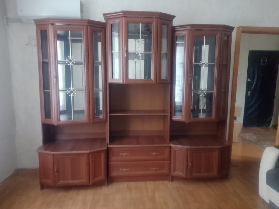 Продам сервант в отличном состоянии.