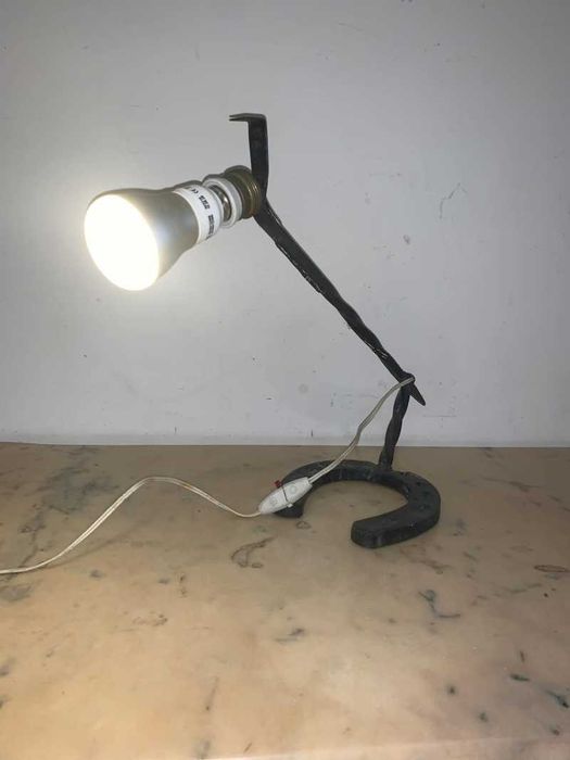 Veoza din fier forjat asezata pe potcoava de cal