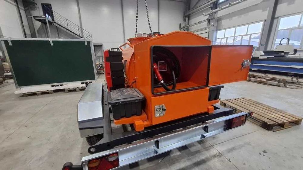 Прицеп цистерна  заправки нефтепродуктами