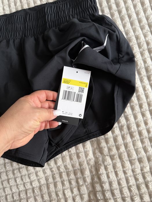 Pantaloni scurti Nike marimea S, noi