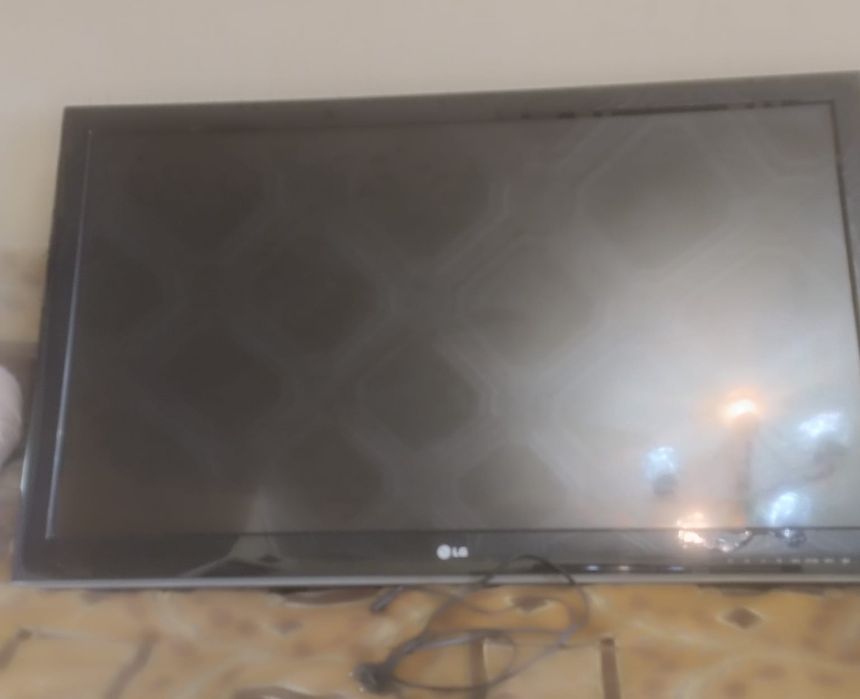 Телевизор LG  107см