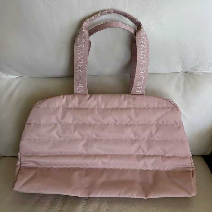Victoria’s Secret Duffle Bag голяма чанта с метално златисто лого