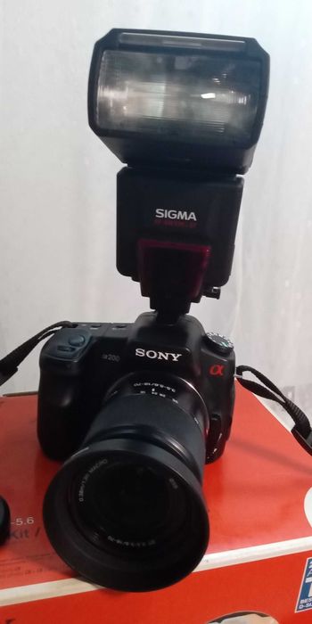 Aparat foto Sony și DVD player portabil LG